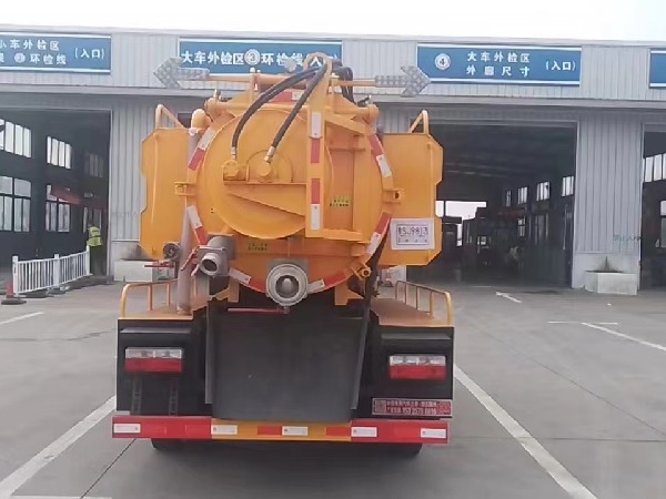 6方藍(lán)牌清洗吸污車(chē)